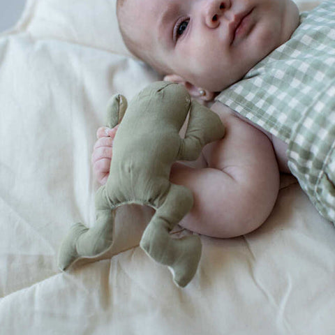 Sonaja crinkle de tela sensorial para bebé