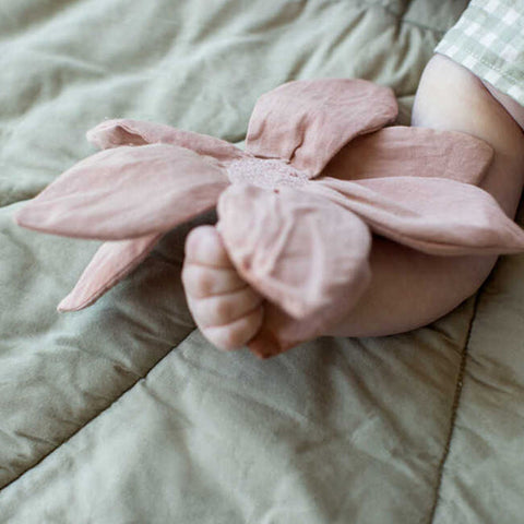 Sonaja crinkle de tela sensorial para bebé