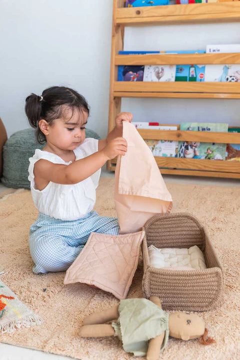 Muñeca de tela mini Nari para juego simbólico