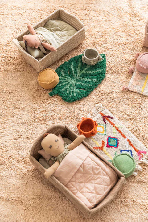 Muñeca de tela mini Nari para juego simbólico