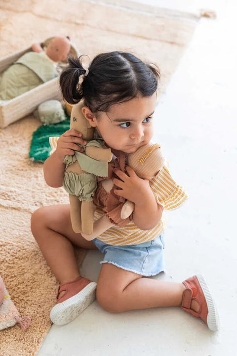 Muñeca de tela mini Sana para juego simbólico