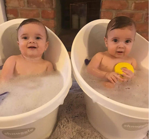 Tina Shnuggle con respaldo gris