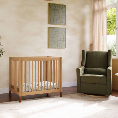 Cuarto de bebé pequeño con minicuna y sillón de lactancia