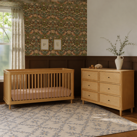 Cuna y cajonera coordinadas en una habitación de bebé