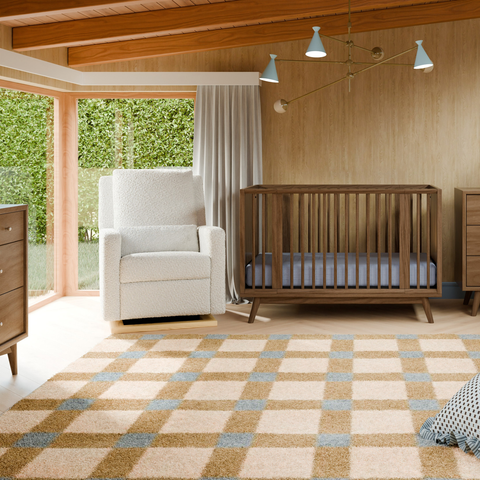 Sillón reclinable en una habitación de bebé preparado para descanso y alimentación