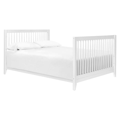 Cuna Sprout convertida en cama matrimonial con rieles de madera