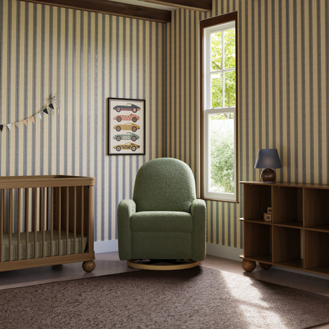 Sillón de lactancia colocado con espacio para reclinarse en una habitación infantil